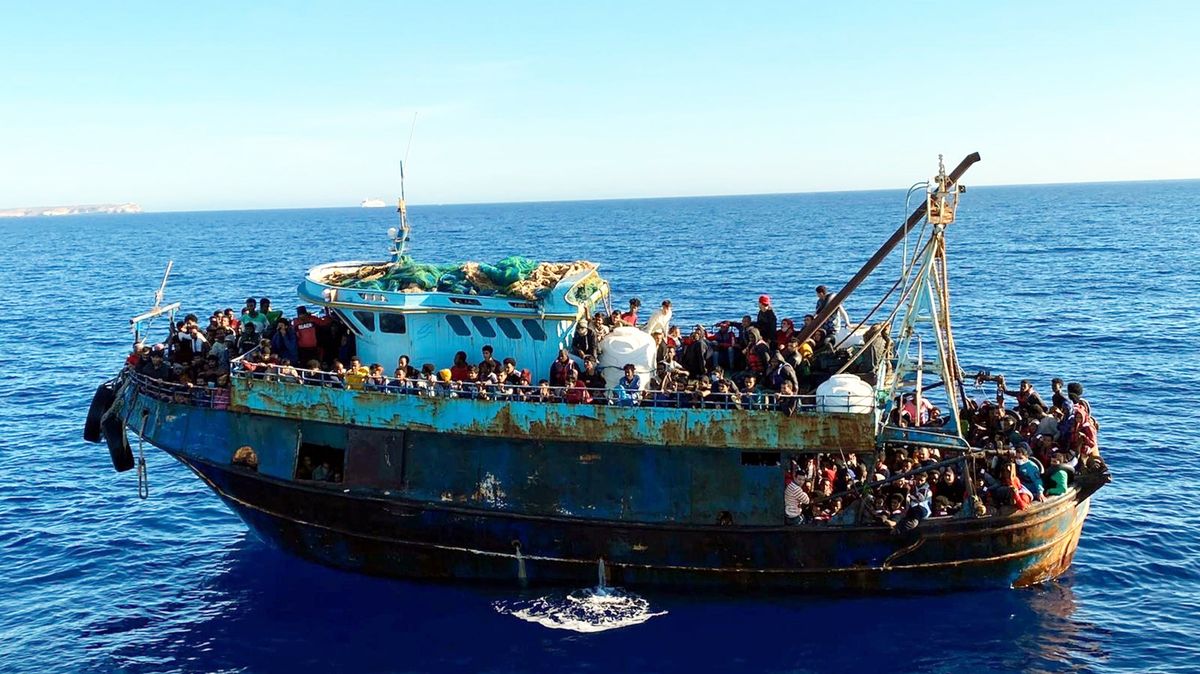 Na italský ostrov připlulo za poslední den přes 2100 migrantů